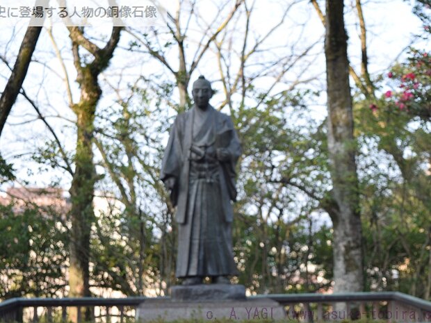 阿部正弘（あべまさひろ)[1819～1857年] 江戸時代末期（幕末）の江戸幕府老中首座（最高責任者）です。備後福山藩（現在の広島県福山市）の第7代藩主でもありました。僅か25歳という異例の若さで老中首座に就任し、ペリー来航という国難に対し、開国と幕政改革を推し進めた中心人物です。