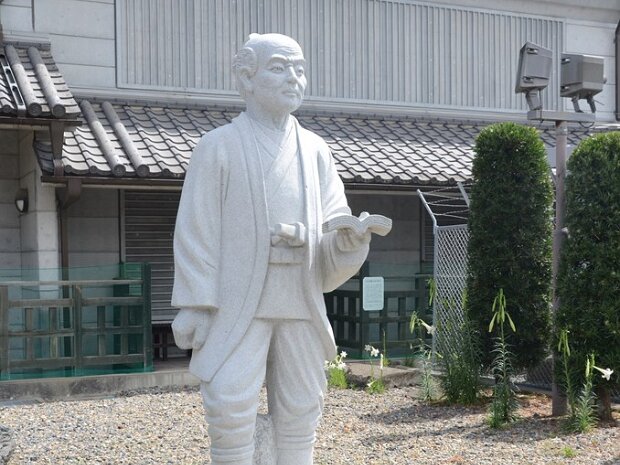 伊能忠敬(いのうただたか)[1745～1818年] 千葉県佐倉で生まれ、幕府の命により、全国を測量して「大日本沿海輿地全図」を完成させました。