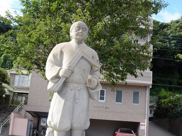 岩永三五郎（いわながさんごろう)[1793～1851年] 石工で、児童文学者今西祐行の「肥後の石工」に実在の人物として登場します。