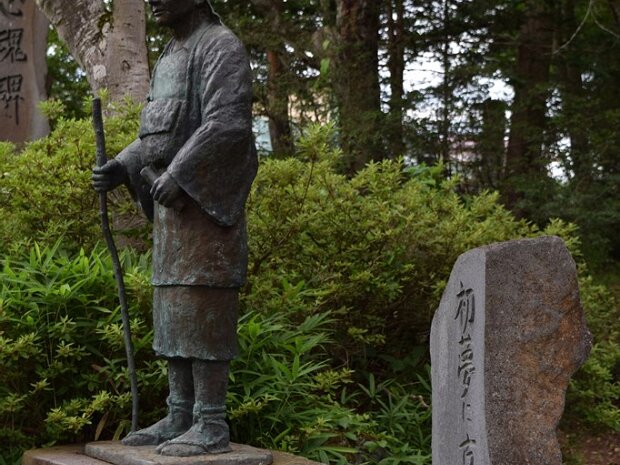 小林一茶(こばやしいっさ)[1763～1827年] 小林弥太郎、長野県信濃町柏原の生まれで、江戸に奉公に出て俳諧を学びました。その後諸国を歩いて回り俳句を作りました。「我と来て遊べや親のない雀」は子供のころを思い出して作った作品です。