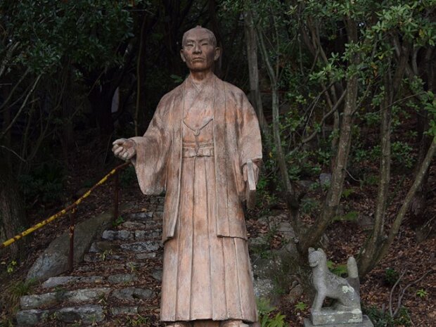 頼山陽（らいさんよう)[1781～1832年] 大阪で生まれた儒学者、歴史学者です。私塾を開き多くの人に影響を与えました。漢文体の史書「日本外史」を著しました。