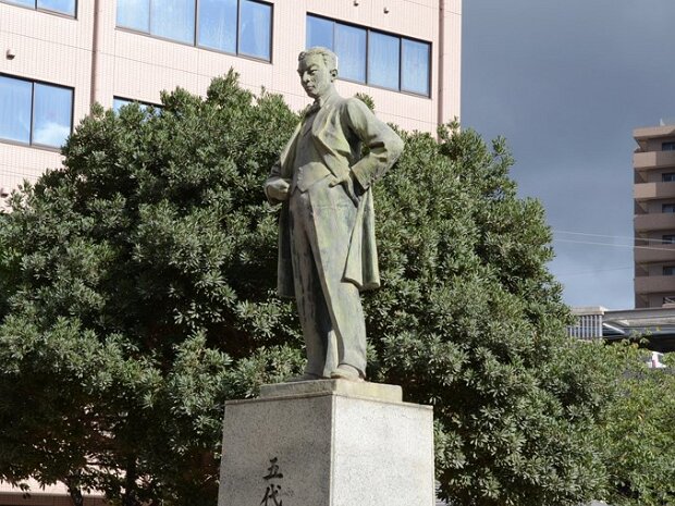 五代友厚（ごだいともあつ）[1836～1885年] 薩摩で生まれ、幼名は才助(徳助とも)です。長崎海軍伝習所で勝海舟、榎本武揚らと出会い、高度な西洋技術を取り入れるためイギリスに渡りました。明治政府の下、大阪で鉱山、製銅、鉄道、など多くの事業を手掛け、大阪商法会議所の会頭となりました。