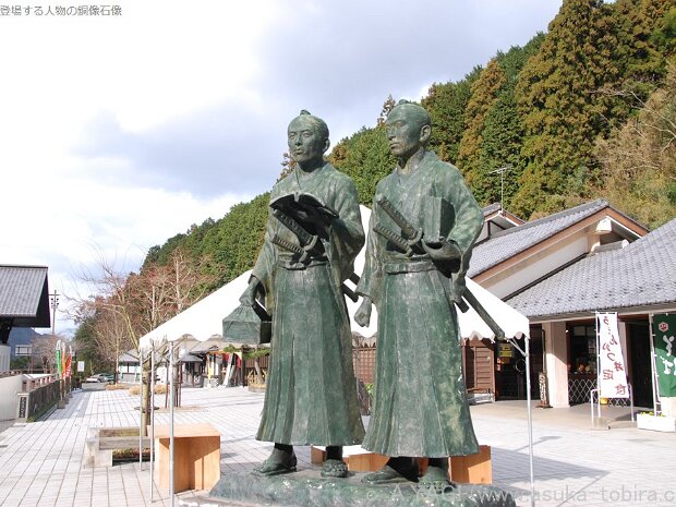 維新の群像・萩往還（はぎおうかん） 萩と防府市三田尻を結ぶ萩往還(国道３２号)は勤皇の志士たちが行き来した道です。゜高杉晋作・吉田松陰・久坂玄瑞゜゜天野清三郎・野村和゜゜山県有朋・木戸孝允・伊藤博文゜゜品川弥二郎・山田顕義゜の１０人の像があります。