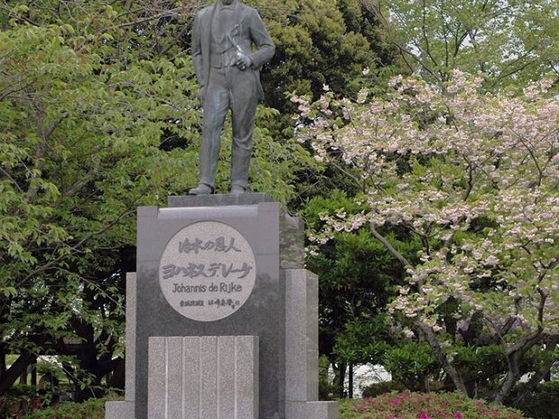 ヨハニス(ヨハネス)・デ・レーケ[1842～ 1913年] オランダのゼーラント州コリンスプラートに生まれたデ・レーケは１８７３年、３１歳の時、土木技師としてに明治政府の招きによって来日しました。愛知県と三重県境の木曽三川分流工事をはじめ全国の砂防堤や河川改修工事の指導や監修を行いました。