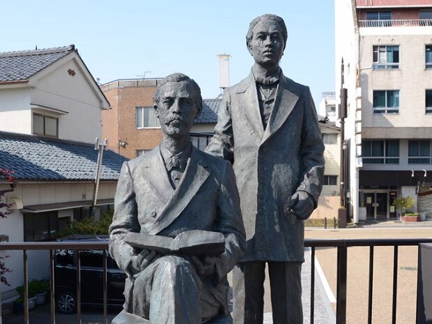 ウイリアムエリオットグリフィス[1843～1928年] アメリカ合衆国ペンシルベニア州の生まれで、明治４年に来日し、福井の明新館で化学や物理を教えました。廃藩置県後は東京に移り、大学南校で物理、化学を教えました。アメリカに帰国後、日本を紹介する書物を刊行しました。