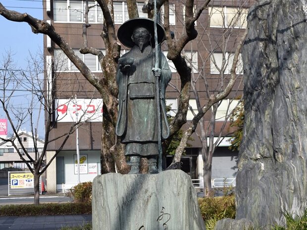 種田山頭火（たねださんとうか)[1882～1940年] 山口県防府市で生まれ、本名は種田正一です。俳句の定型に縛られない自由な感情表現(「自由律俳句」)を目指しました。「鉢の子」「草木塔（そうもくとう）」「山行水行（さんこうすいこう）」「雑草風景」などの句集を出しました。
