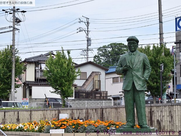 江戸川乱歩（えどがわらんぽ([1894～1965年] 本名は平井太郎（ひらいたろう）、推理小説を執筆しました。アメリカの小説家エドガー・アラン・ポーから江戸川乱歩という名前をつけました。代表作には「怪人二十面相」「少年探偵団」があり明智小五郎（あけちこごろう）という名探偵が登場します。
