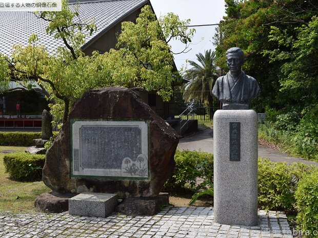 宮城道雄(みやぎみちお)[1894～1956年] 兵庫県神戸市で生まれました。箏（そう）曲家であり作曲家です。通常は１３本の弦をもつ日本の伝統楽器の箏ですが、１７本の弦を持つ箏－十七弦（じゅうしちげん）を考案しました。