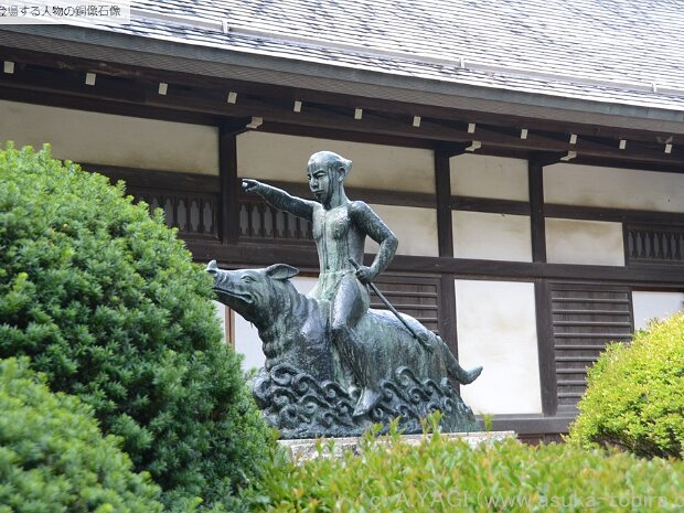 泉小太郎 安曇野穂高神社（長野県安曇野市穂高） 長野県には龍から生まれた泉小太郎（いずみこたろう）伝説があります。また同県には、人と大蛇との間に生まれた小泉小太郎（こいずみこたろう）少年の伝説もあります。これらをまとめる試みがされ、松谷みよ子が創作童話「龍の子太郎」を書きました。