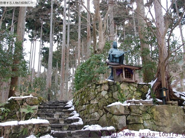 弁財天(べんざいてん) 七福神の中で琵琶を弾く女神です。音楽の神、言葉の神とも言われ、インドのヒンドゥー教の水の神サラスヴァーティーが仏教と一緒になって日本に伝来し、姿が変わったと言われています。