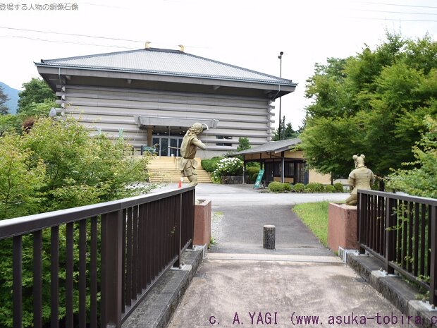 縄文人(下呂ふるさと歴史記念館 岐阜県下呂市森1808-37) 峰一合遺跡から出土した「下呂石」と呼ばれるガラス質の石で作られた石器や縄文土器、弥生土器が展示され、外には縄文時代の竪穴住居と弥生時代の住居が復元されています。...