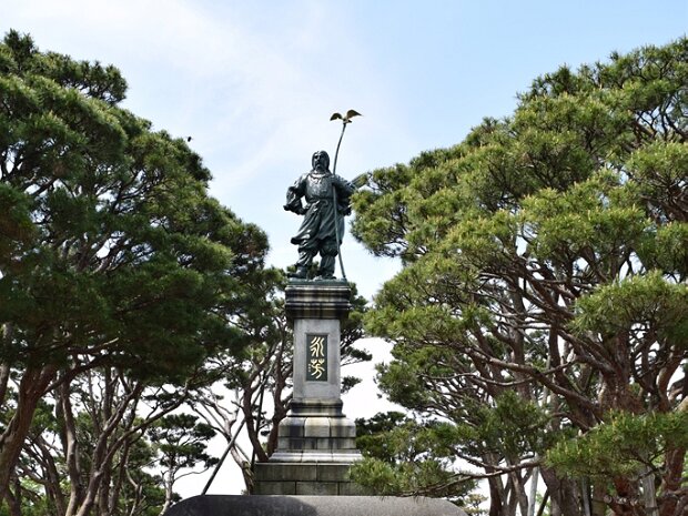 神武天皇（じんむてんのう)[生年不明～紀元前585年] 神日本磐余彦天皇（かん やまといわれびこのすめらみこと） 日本の初代天皇とされる。九州から各地を平定し東征してきた神武天皇は大和の橿原宮で即位しました。
