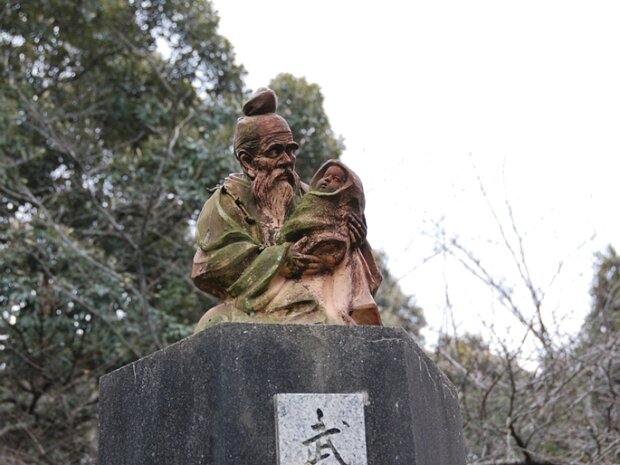 武内宿禰(たけうちのすくね)[生没年不明] 第１２代景行天皇、１３代成務天皇、１４代仲哀天皇、１５代応神天皇、１６代仁徳天皇まで５代の在位期間の長い天皇に使えたと言われている大臣です。そうすると年齢は約３００歳となってしまいます。