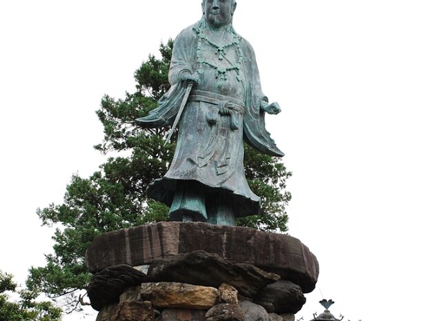 日本武尊 兼六園(石川県金沢市丸の内1-1) 日本で一番古いとされている銅像です。全国の銅像を見学に行くと鳥の糞によって汚されているのを見ることがありますが、この銅像は一回も汚されていないそうです。これは銅像の成分が原因のようで、微量の電磁波を発生しているからだそうです。