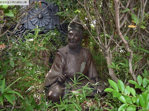 柿本人麻呂(天澤院 愛知県常滑市山方町5-106) 常滑焼きの陶器製です。住職に許可を得て撮影し掲載しています。