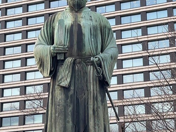 和気清麻呂(大手濠緑地内 竹橋駅２番出入口 東京都千代田区大手町一丁目４)
