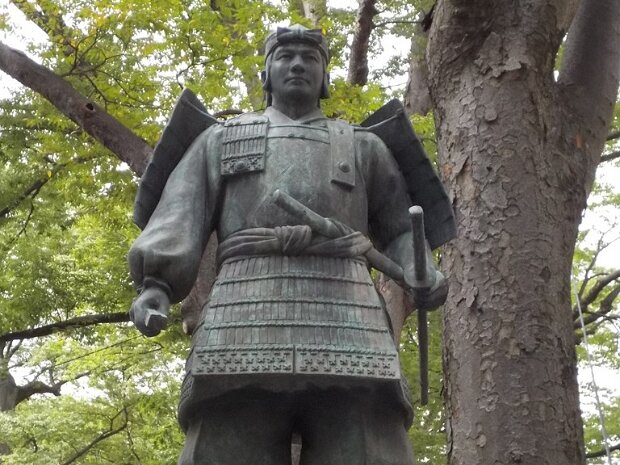 源義家 馬場大門ケヤキ並木大国魂神社鳥居近く (東京都府中市宮町)