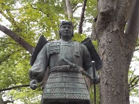 源義家  馬場大門ケヤキ並木大国魂神社鳥居近く (東京都府中市宮町)