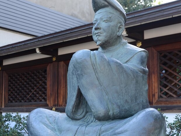 安倍晴明（あべのせいめい)[921～1005年] 中国の思想とされる陰陽道を極めた陰陽師で神がかりな力で占ったり予言したりしたと言われています。