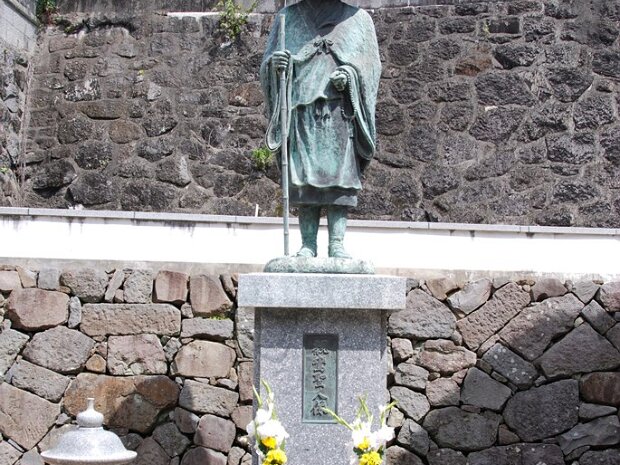 親鸞(しんらん)[1173～1262年] ９歳で仏門に入り比叡山にて修業されました。２９歳の時法然の弟子となり専修念仏教えを学びました。その後絶対他力による極楽往生を説き、浄土真宗の開祖となりました。