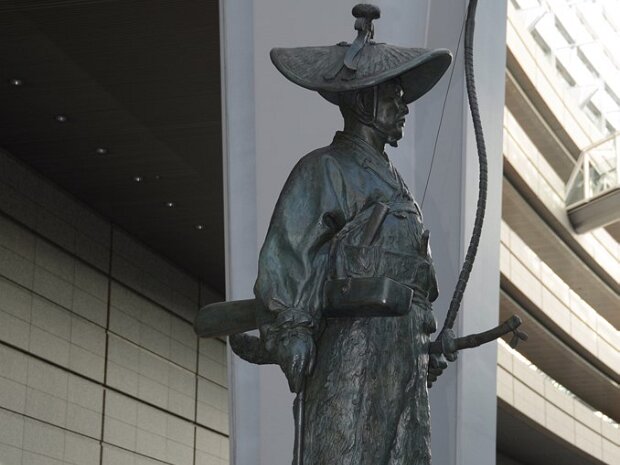 太田道灌(おおたどうかん)[1432～1486年] それまでの常識に反し、平地に江戸城を築城した人です。